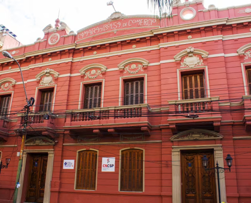 Análisis de cláusulas clave en contratos de distribución, representación comercial e Incoterms 2020 en Paraguay para mitigar riesgos internacionales.