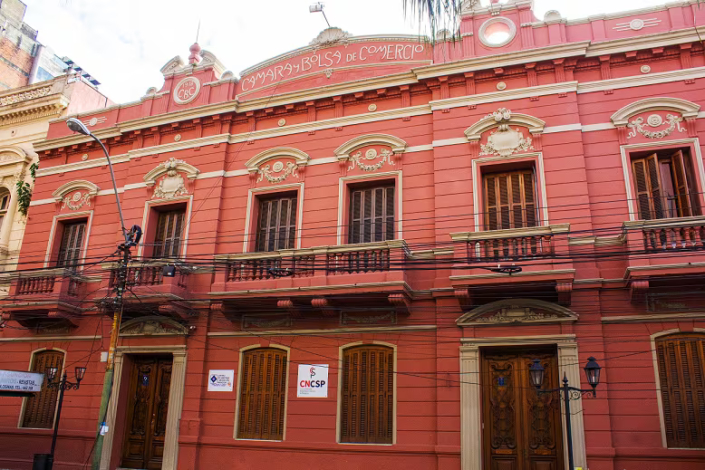 Análisis de cláusulas clave en contratos de distribución, representación comercial e Incoterms 2020 en Paraguay para mitigar riesgos internacionales.