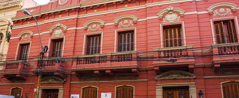 Análisis de cláusulas clave en contratos de distribución, representación comercial e Incoterms 2020 en Paraguay para mitigar riesgos internacionales.